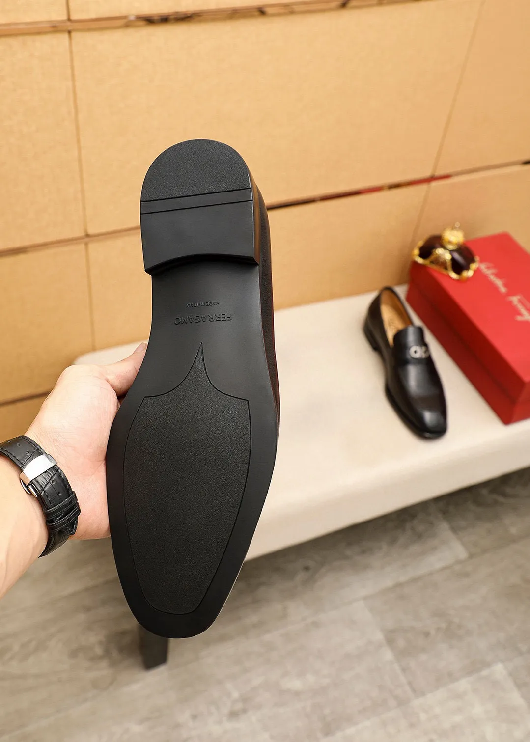 Men's shoes💰460💰 Product trademark: Ferragamo "Ferragamo" casual leather shoes Regular size: 38-44 (45🉑️customized) Product materials: Selected imported first-layer calfskin upper + luxury hardware buckle, imported water-dyed cow leather lining. Strong three-dimensional visual effect, original outsole color: 1⃣️color optional